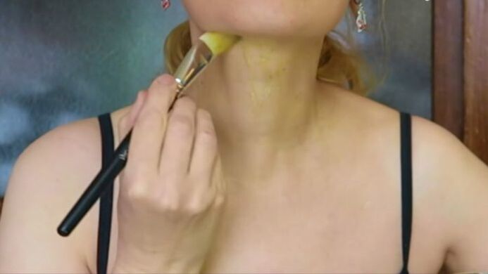 applying a mask around the neck to rejuvenate the skin of the décolleté